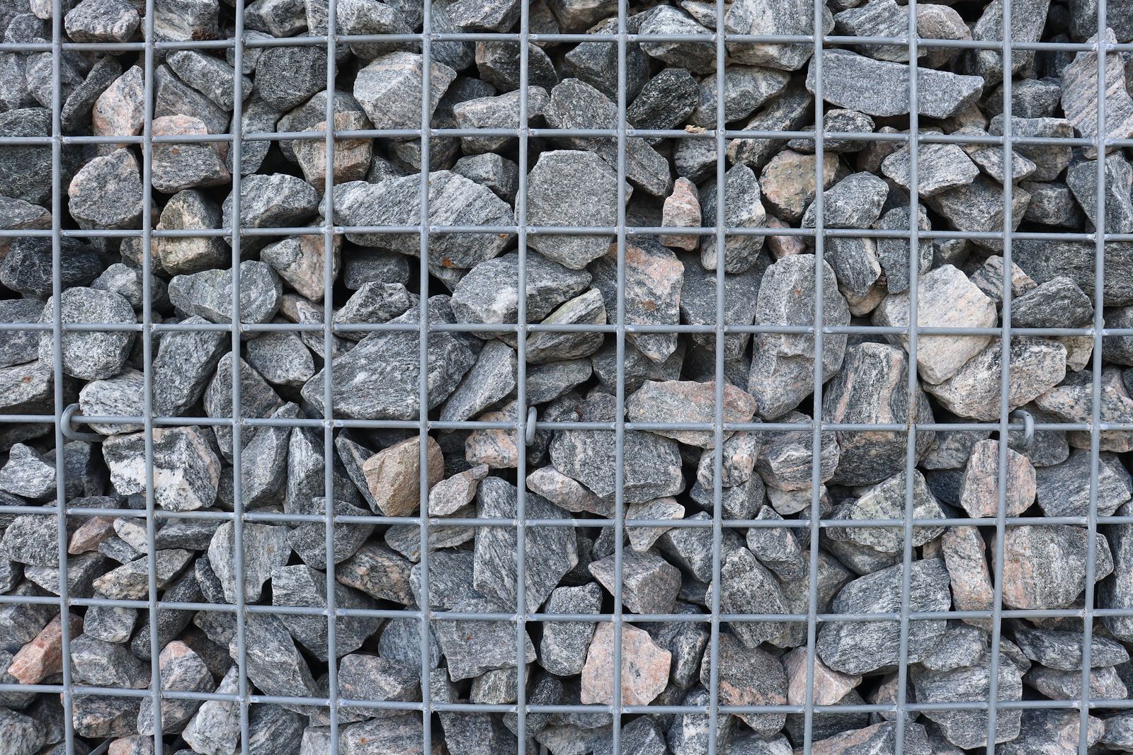 Stone retaining wall