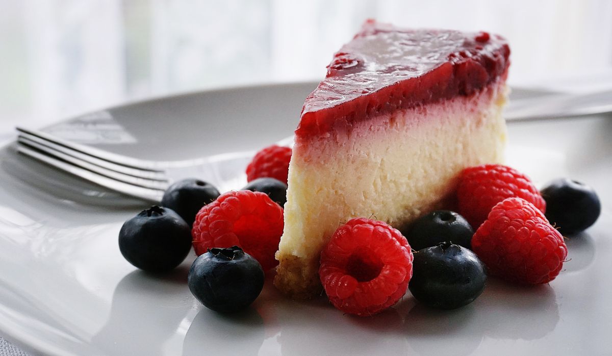 Cheesecake slice with berries