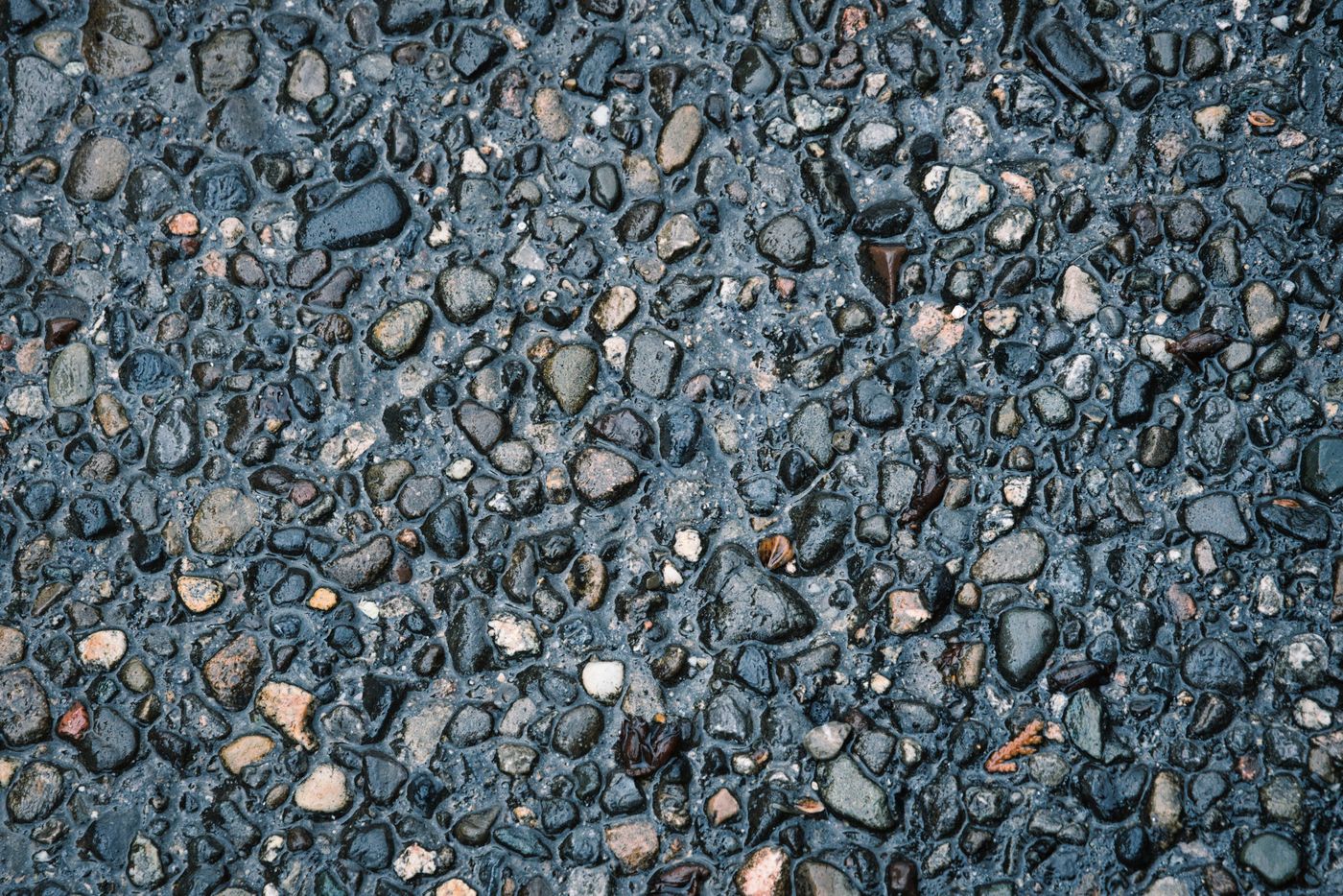 Wet pebble paving