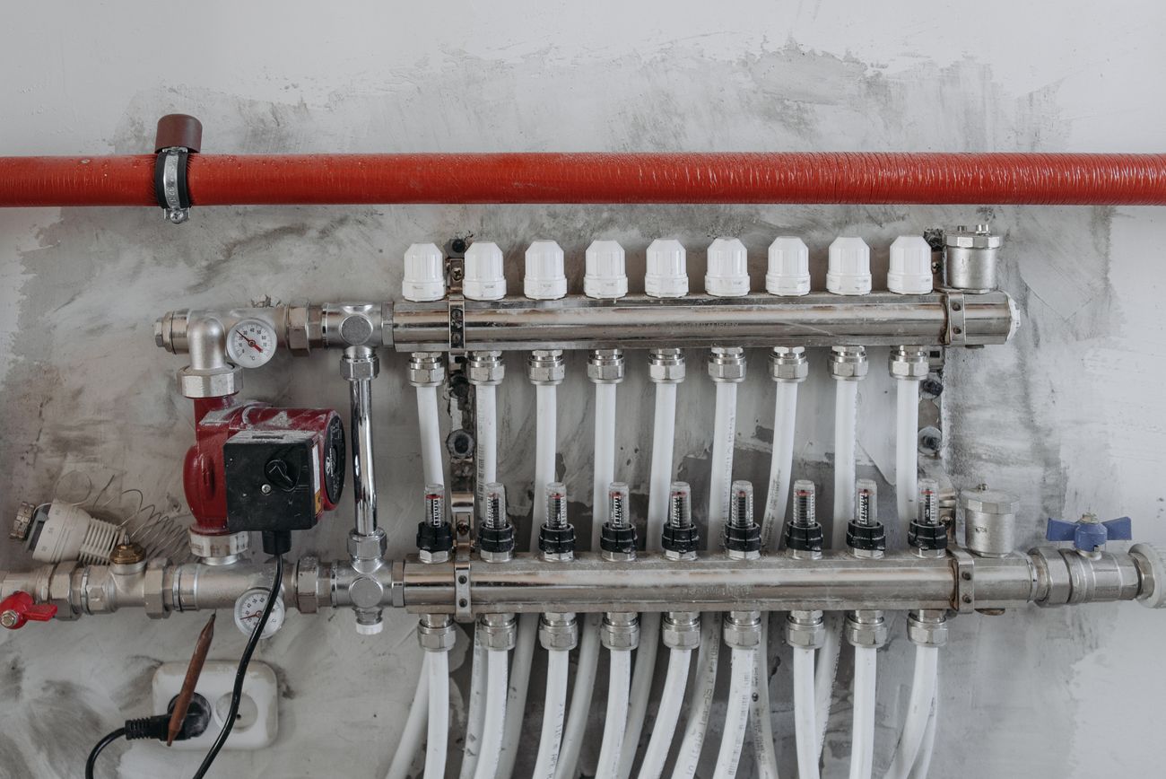 Radiant-heating manifold with valves